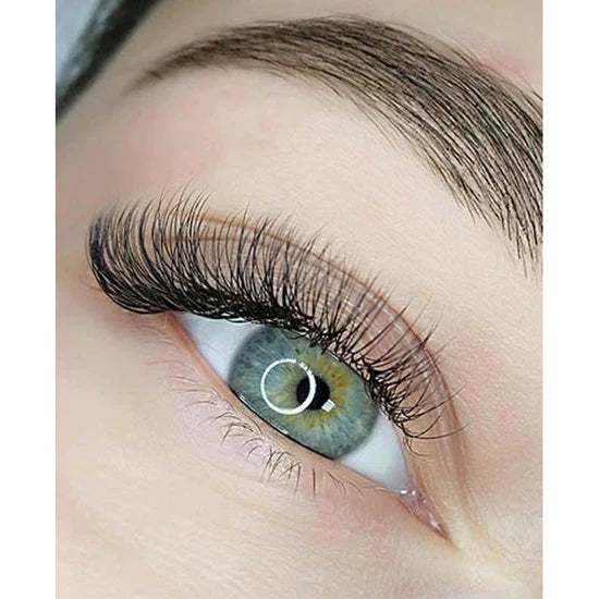 Do you want to master the application of Eyelash extensions? We offer professional Lash Courses for all!